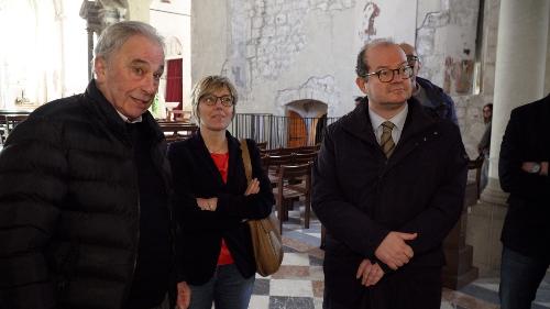 Il vice governatore con delega alla Cultura Mario Anzil e l'assessore regionale alle Finanze Barbara Zilli nel Duomo di Venzone con monsignor Roberto Bertossi. 