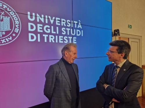 Scoccimarro insieme al prof. Erik Vesselli, delegato della rettrice per il Trasferimento tecnologico e rapporti con gli enti di ricerca.