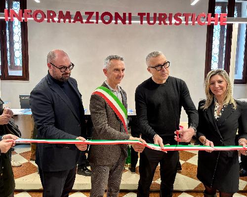 Il taglio del nastro da parte dell'assessore Bini e del sindaco di Sacile Carlo Spagnol a palazzo Ragazzoni