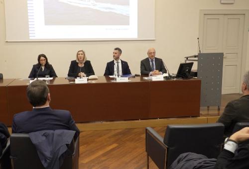 L’assessore alle Infrastrutture e territorio Cristina Amirante durante la presentazione dei servizi di trasporto pubblico marittimo stagionale regionale per il quinquennio 2026-30.