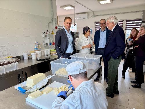 Il governatore Massimiliano Fedriga mentre visita il laboraotrio di pasticceria per i progetti di inclusione lavorativa