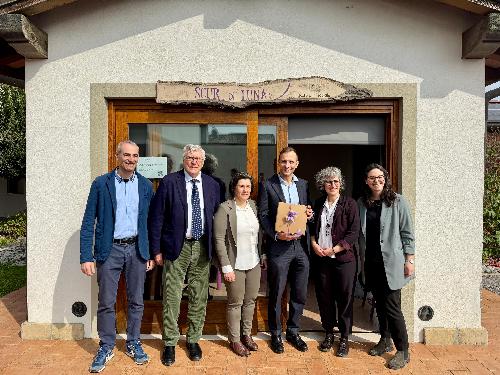 Il governatore Massimiliano Fedriga con i responsabili dell'impresa sociale Laluna e con il sindaco di Casarsa, Claudio Colussi