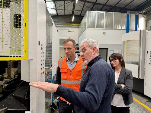Il governatore Massimiliano Fedriga con i responsabili dell'azienda che illustrano alcune fasi produttive
