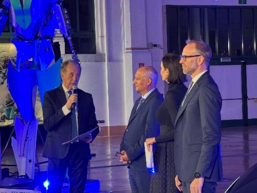 L’assessore regionale alla Difesa dell’Ambiente, Energia e Sviluppo sostenibile, Fabio Scoccimarro (a sinistra), all’evento  svoltosi al Salone degli Incanti di Trieste per l’inaugurazione dell'esposizione "Scart - Il lato bello e utile del rifiuto"