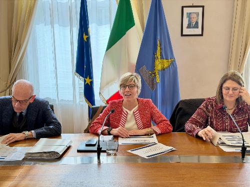 Al centro della foto l'assessore Barbara Zilli mentre presiede la Cabina di regione del Pnrr