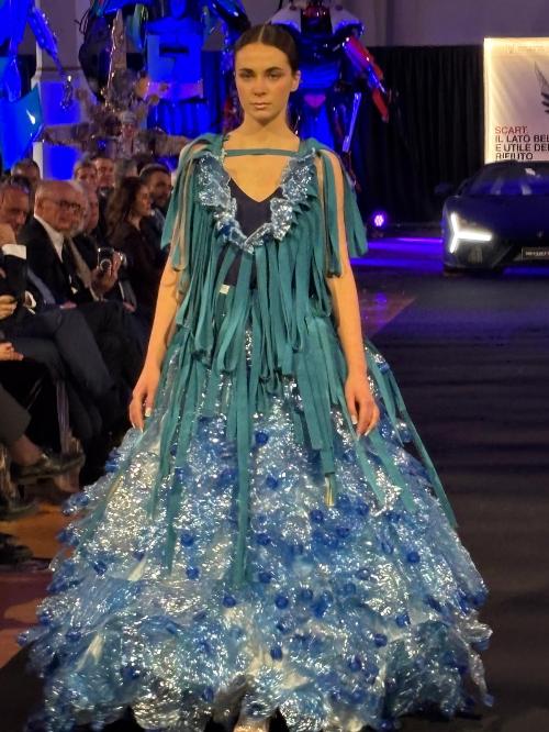 Uno degli abiti alla sfilata in esposizione alla mostra