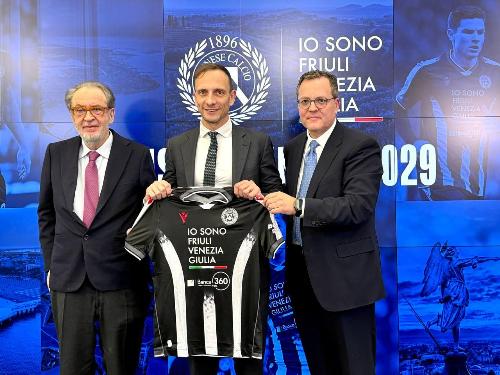 Il governatore Massimiliano Fedriga, al centro, insieme al direttore generale dell'Udinese Franco Collavino e al patron del club Gianpaolo Pozzo.
