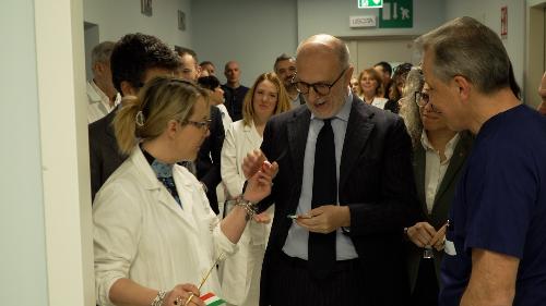 Il taglio del nastro del nuovo reparto di Medicina d'urgenza all'ospedale triestino di Cattinara con l'assessore regionale alla Salute Riccardo Riccardi