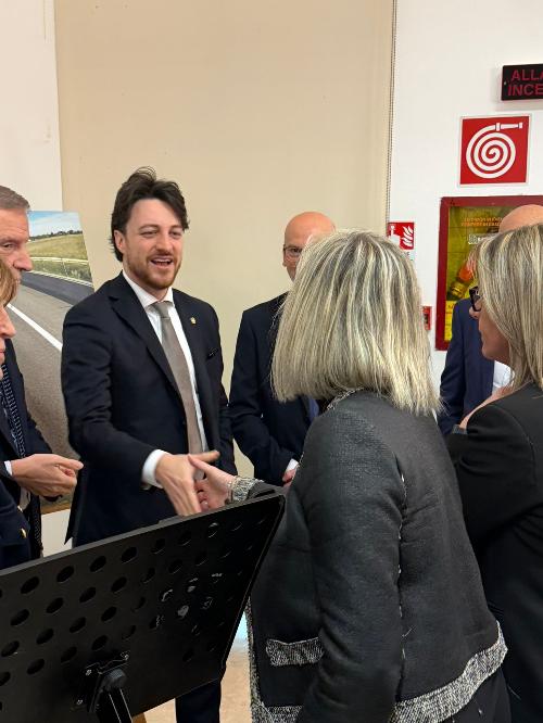 L'assessore regionale Cristina Amirante mentre saluta il presidente del Veneto Alberto Stefani