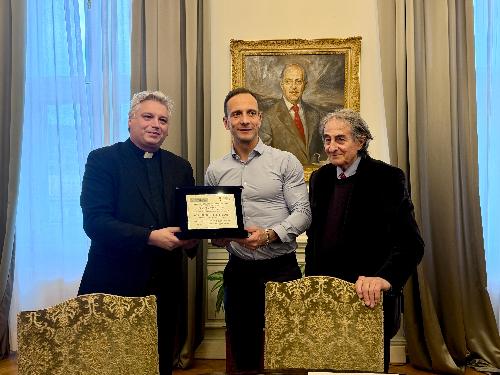 Il governatore Fedriga con il presidente del Circolo della stampa di Pordenone, Pietro Angelillo, e a don Marco Eugenio Brusutti del Premio Simona Cigana.