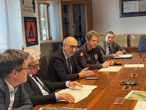 L’assessore regionale alla Protezione civile Riccardo Riccardi con il prefetto di Udine Domenico Lione, il sindaco di Dolegna del Collio Carlo Comis, il sindaco di Prepotto Mariaclara Forti e i tecnici dell’Edr di Gorizia e della Prefettura di Gorizia all'incontro sulla viabilità
