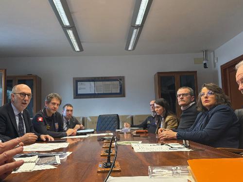 L’assessore regionale alla Protezione civile Riccardo Riccardi con il prefetto di Udine Domenico Lione, il sindaco di Dolegna del Collio Carlo Comis, il sindaco di Prepotto Mariaclara Forti e i tecnici dell’Edr di Gorizia e della Prefettura di Gorizia all'incontro sulla viabilità