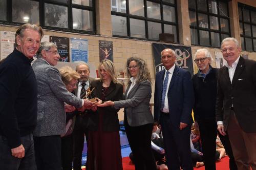 L'assessore alla Difesa dell'ambiente Fabio Scoccimarro, primo a sinistra nella foto, durante la consegna del riconoscimento a Barbara Melozzi.