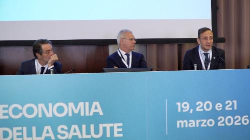 Il governatore Fedriga (a destra) nel corso del suo intervento. Riconoscibile sulla sinistra il presidente di Regione Lombardia Attilio Fontana