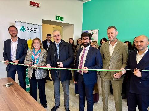 L’assessore regionale alle Attività produttive Sergio Emidio Bini al taglio del nastro dello spazio dell’Agenzia Select Friuli Venezia Giulia nel Palazzo della Regione in piazza Unità d’Italia