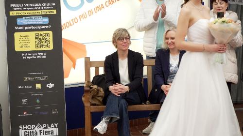 L'assessore Zilli mentre assiste alla sfilata