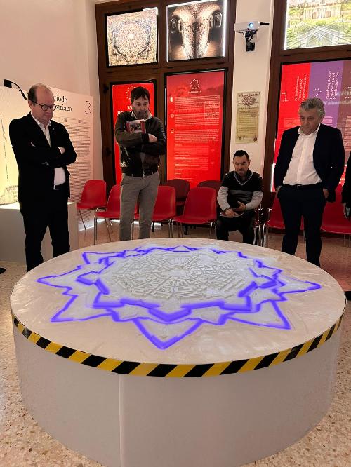 Il vicegovernatore Anzil (a sinistra nella foto)