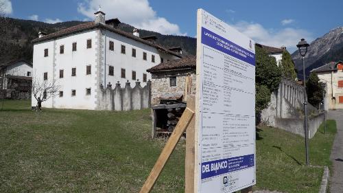 Una veduta esterna di palazzo Calice a Paularo