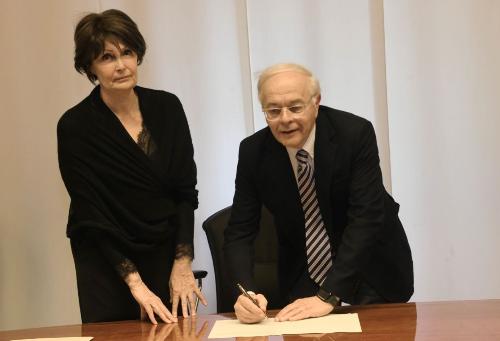 L’assessore regionale al Lavoro, formazione, istruzione, ricerca, università e famiglia Alessia Rosolen insieme al vicepresidente di Rondine Angiolo Fabbroni.