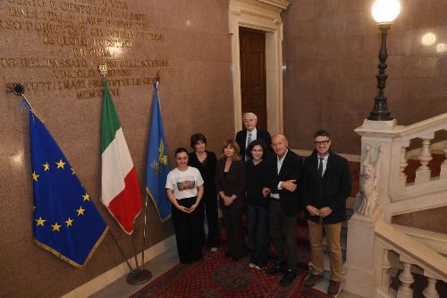 La foto di gruppo dopo la firma del protocollo d’intesa tra la Regione Friuli Venezia Giulia e l’associazione Rondine Cittadella della Pace.
