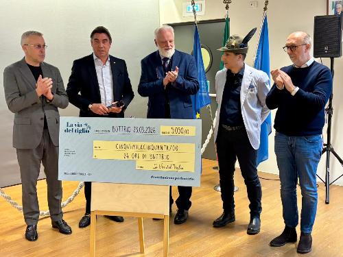 La consegna dell'assegno al gruppo Alpini di Buttrio alla presenza degli assessori regionali Sergio Emidio Bini e Riccardo Riccardi