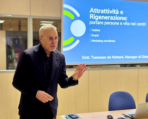L’assessore regionale alle Attività produttive Sergio Emidio Bini all'incontro con i manager di distretto del Friuli Venezia Giulia