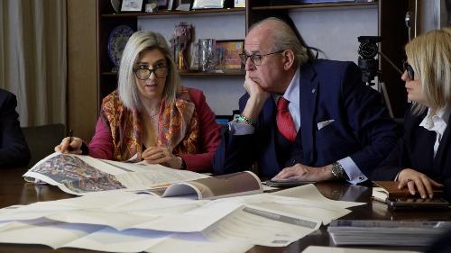 L'assessore regionale Cristina Amirante con il sindaco di Gorizia Rodolfo Ziberna durante l'incontro svoltosi in municipio