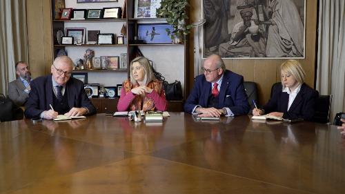 L'assessore regionale Cristina Amirante con il sindaco di Gorizia Rodolfo Ziberna (secondo da destra) durante l'incontro svoltosi in municipio