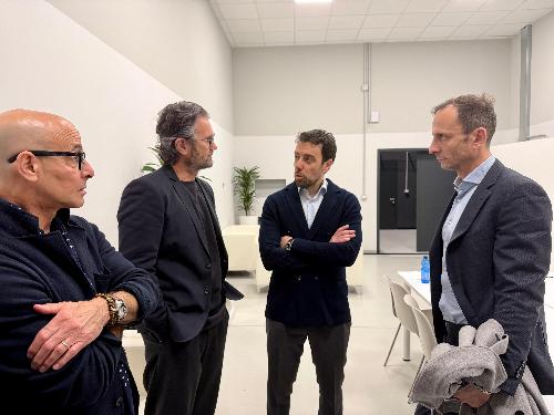 Il governatore Fedriga (a destra) assieme a Stanley Tucci (a sinistra), Carlo Cracco (secondo da sinistra) e Gianluca De Cristofaro (secondo da destra) all'evento celebrativo dei 10 anni di fondazione dell'Associazione ambasciatori del gusto