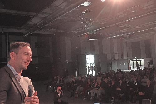 Il governatore Fedriga sul palco dell'evento celebrativo dei 10 anni di fondazione dell'Associazione ambasciatori del gusto