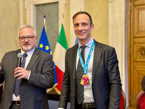 Il presidente della Regione Massimiliano Fedriga con la medaglia della promozione, insieme al presidente del Coni Fvg Andrea Marcon