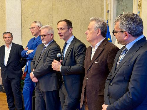 Un momento della cerimonia svoltasi a Trikeste alla presenza della squadra di volley femminile della Cda Talmassons