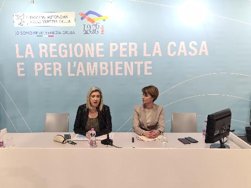 L'assessore regionale Cristina Amirante, a sinistra, durante il convegno organizzato dalla Regione nell'ambito di Ecocasa sulle misure e sui bandi regionali in materia di riqualificazione e risparmio energetico