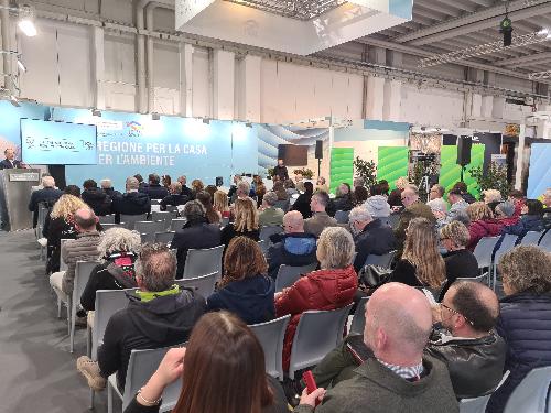 Il pubblico al convegno organizzato nello stand della Regione Friuli Venezia Gilia nell'ambito della manifestazione fieristica Ecocasa nei padiglioni della Fiera di Pordenone