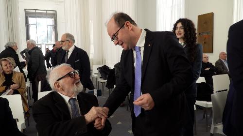 Il vicegovernatore della Regione Mario Anzil insieme al maestro Giorgio Celiberti