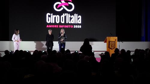 Gli assessori Cristina Amirante e Barbara Zilli alla presentazione della 20esima tappa del Giro d'Italia Gemona del Friuli - Piancavallo 