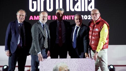 Il portavoce Petiziol (al centro) nel momento in cui è stata ricordata la figura di Enzo Cainero