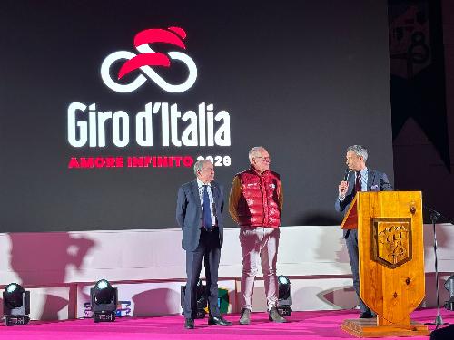 Il portavoce della Regione Edoardo Petiziol alla consegna del premio alla carriera a Mauro Vegni, storico direttore del Giro.