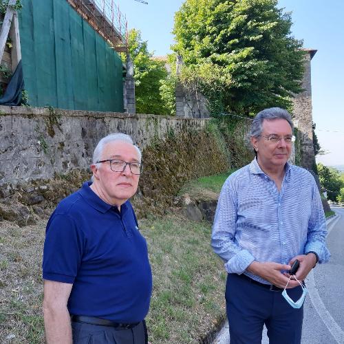 L'assessore regionale alle Infrastrutture e Territorio, Graziano Pizzimenti, nel corso del sopralluogo all'abbazia di Rosazzo accompagnato dal direttore della Fondazione omonima, monsignor Sergio di Giusto. 
