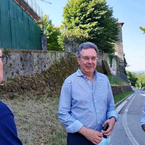 L'assessore regionale alle Infrastrutture e Territorio, Graziano Pizzimenti, nel corso del sopralluogo all'abbazia di Rosazzo.