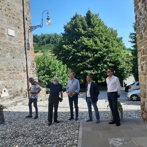 L'assessore regionale alle Infrastrutture e Territorio, Graziano Pizzimenti, nel corso del sopralluogo all'abbazia di Rosazzo accompagnato dal direttore della Fondazione omonima, monsignor Sergio di Giusto, e dal sindaco e dall'assessore del Comune di Manzano Piero Furlani e Daniele Macorig. 
