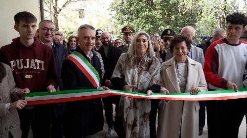 L'assessore regionale Cristina Amirante taglia il nastro in occasione dell'inaugurazioen dell'auditorium della scuola "Pujati" che sarà anche a servizio della comunità