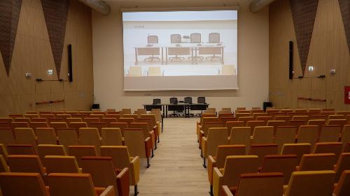 L'interno del nuovo auditorium adiacenti all'Isis "G.A. Pujati" di Sacile