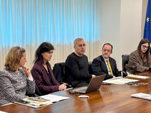 L'assessore Bini interviene alla presentazione della ricerca su impatto economico e sociale dell'albergo diffusio a Sutrio assieme ai curatori Michela C. Mason, Luca Iseppi e Stefania Troiano,