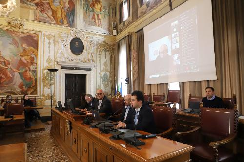 L'assessore regionale al Patrimonio, demanio, servizi generali e sistemi informativi Sebastiano Callari, a Udine, a Palazzo Antonini Belgrado, all'incontro dedicato alla piattaforma Sinfi e alle nuove misure di sostegno per la mappatura e georeferenziazione delle reti comunali.
