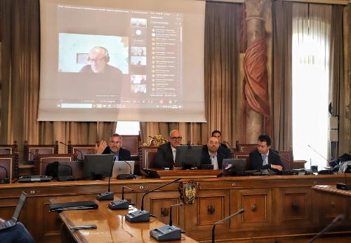 L'assessore regionale al Patrimonio, demanio, servizi generali e sistemi informativi Sebastiano Callari, a Udine, a Palazzo Antonini Belgrado, all'incontro dedicato alla piattaforma Sinfi e alle nuove misure di sostegno per la mappatura e georeferenziazione delle reti comunali.