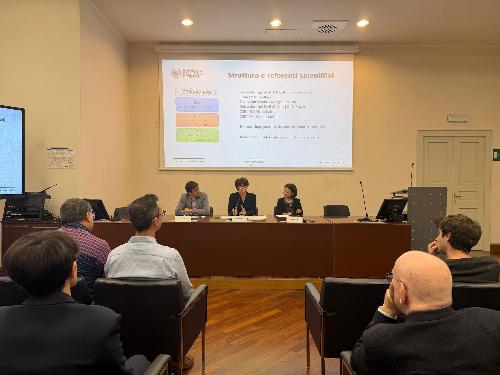 L'assessore regionale Alessia Rosolen (al centro) alla conferenza stampa di presentazione dei nuovi progetti su base quantistica degli atenei di Trieste e Udine nella sala Predonzani del Palazzo della Regione