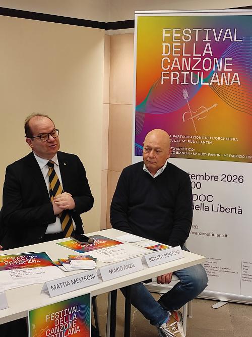 Il vicegovernatore Anzil con il patron del Festival della canzone friulana Renato Pontoni