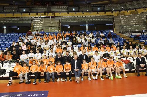 Grande foto di gruppo al termine della manifestazione di sport integrato.