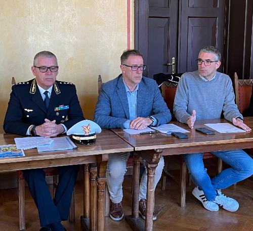 L’assessore regionale alla Sicurezza Pierpaolo Roberti (a destra) nel corso dell’illustrazione da parte del sindaco di Muggia, Paolo Polidori, alla presenza anche del comandante della Polizia locale Roberto Dellosto, del regolamento comunale che apre la strada all’arrivo nella cittadina istroveneta dei volontari per la sicurezza.
